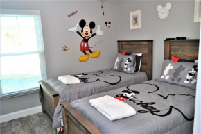 Mickeys Landing - Luxurious 4BR with 2 Master Suites, Privacy Fenced Pool & Hot Tub BBQ Game RM 2 miles to Disney!